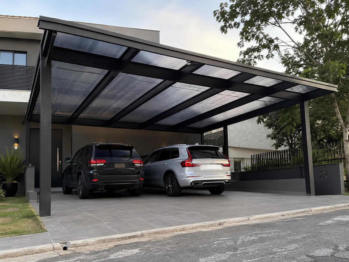 Cobertura de policarbonato fumê para garagem de dois carros em Osasco