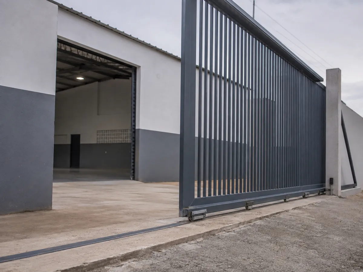 Portão deslizante industrial reforçado para galpão em Osasco