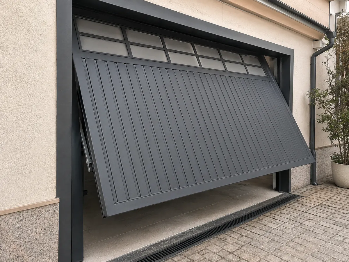 Portão automático reparado com ferragens e pintura renovadas em Osasco