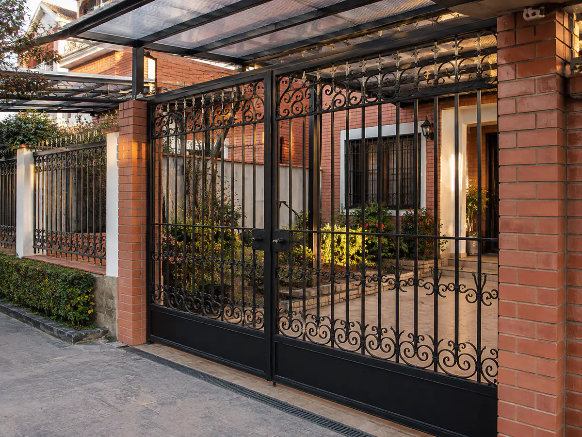 Portão de ferro decorativo restaurado com acabamento preto em Osasco